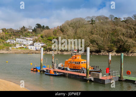 Die RNLI Trent Klasse Rettungsboot "Maurice & Joyce Hardy" am Fluss Fower gegenüber Bodinnick Dorf in den historischen Hafen von Fowey, Cornwall, England Stockfoto