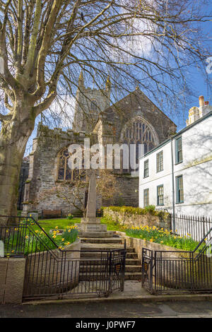 Die Pfarrei Kirche und Krieg-Denkmal befinden sich im Zentrum der Altstadt im historischen Hafen von Fowey, Cornwall, England Stockfoto