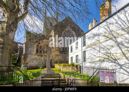 Die Pfarrei Kirche und Krieg-Denkmal befinden sich im Zentrum der Altstadt im historischen Hafen von Fowey, Cornwall, England Stockfoto