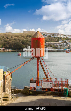 Leuchtend rote Whitehouse Point Lighthouse in den historischen Hafen Fowey schaut über den Fluss, Polruan, Cornwall, England Stockfoto