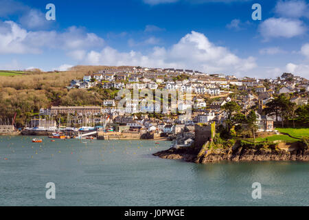 Blick über den Fluss Fowey, der historische Hafen von Polruan mit seiner Burgruine bewacht, der einst den Eingang zum Fluss, Cornwall, England Stockfoto