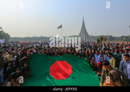 Die Leute zahlen Tribut an das National Memorial Tower oder Jatiya Smriti Shoudha in Savar am Tag des Sieges, etwa 20 km von Dhaka. Dhaka, Bangladesch. Stockfoto