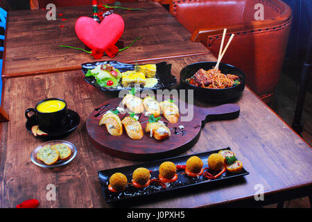 Suppe und Vorspeisen mit Arancini, Nudeln und Crostini Stockfoto