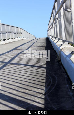 Makrofoto des Gehens Brücke mit Geländer erscheinen in den Himmel mit soft-Fokus-Hintergrund zu beenden Stockfoto