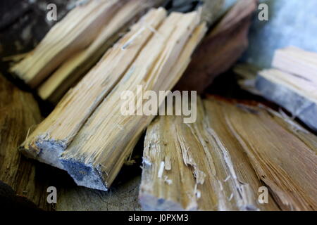 Nahaufnahme eines Spaltebrennholz mit soft-Fokus-Hintergrund Stockfoto