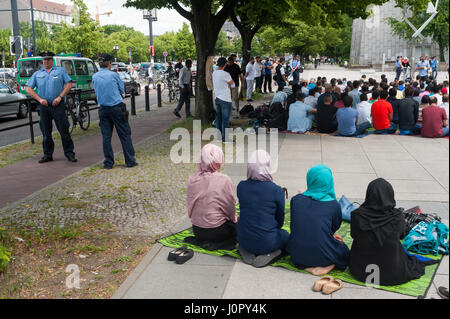 10.06.2016, Berlin, Deutschland - Muslime sammeln für das Freitagsgebet auf dem Campus neben dem Hauptgebäude der Universität an der TU Berlin statt. Stockfoto