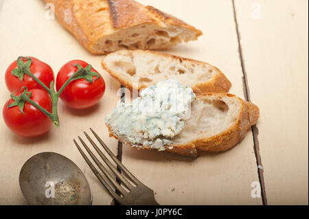 frische Blauschimmelkäse verbreitet Ove französisches Baguette mit Cherry-Tomaten auf Seite Stockfoto