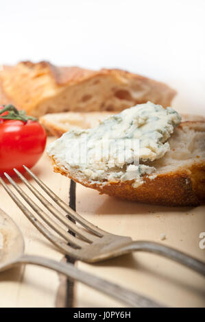 frische Blauschimmelkäse verbreitet Ove französisches Baguette mit Cherry-Tomaten auf Seite Stockfoto