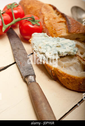 frische Blauschimmelkäse verbreitet Ove französisches Baguette mit Cherry-Tomaten auf Seite Stockfoto