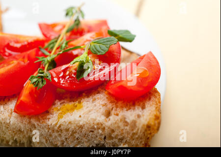 Italienische Tomaten-Bruschetta mit Thymian und Minze Blätter Stockfoto