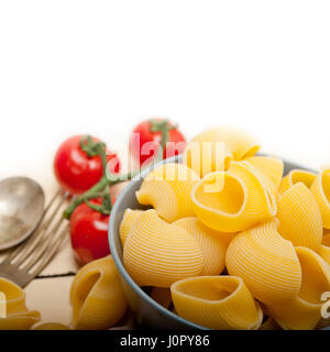 Italienischen Schnecke Lumaconi Pasta mit Reife Cherry-Tomaten-sauce Zutaten Stockfoto