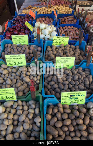 Wochenmarkt, Marktstand, frisches Gemüse, Kartoffeln, verschiedene Sorten, Zwiebeln, Stockfoto