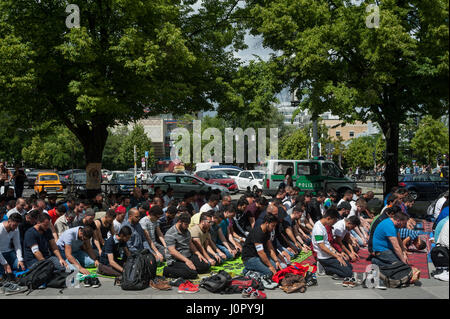 10.06.2016, Berlin, Deutschland - Muslime beten während dem Freitagsgebet auf dem Campus neben dem Hauptgebäude der Universität an der TU Berlin statt. Stockfoto