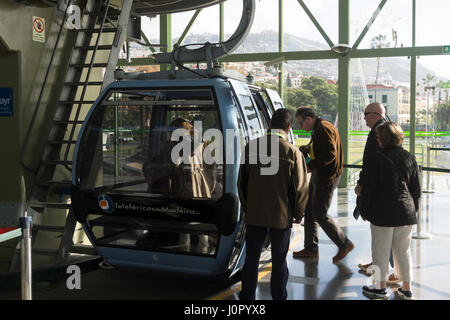 Touristen, die in der Seilbahn Monte in Funchal Stockfoto