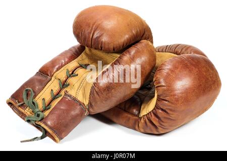 Vintage Boxhandschuhe isoliert auf weißem Hintergrund Stockfoto