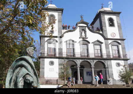 Die Statue von Kaiser Charles i. von Österreich und Nossa Senhora Monte (unserer lieben Frau von Monte) Kirche, Funchal, Madeira Stockfoto