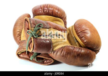 Vintage Boxhandschuhe isoliert auf weißem Hintergrund Stockfoto