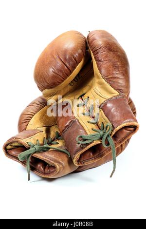 Vintage Boxhandschuhe isoliert auf weißem Hintergrund Stockfoto