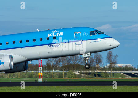 Flughafen Amsterdam Schiphol, Niederlande - 14. April 2017: KLM Cityhopper Flugzeug landet auf dem Flughafen Amsterdam Schiphol Stockfoto