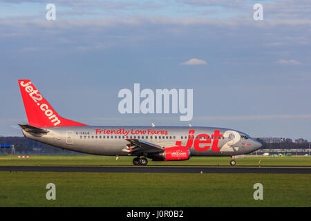 Der Flughafen Schiphol, Niederlande - 14 April 2017: Budget Airline Jet2 Landung am Flughafen Amsterdam Schiphol Stockfoto