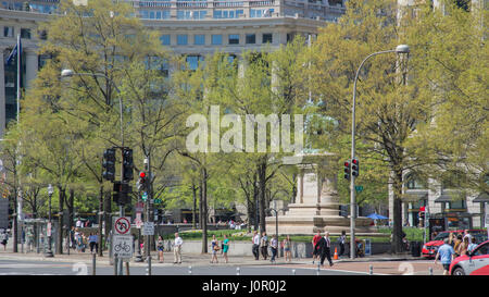 Frühling Laub am Marktplatz im Stadtteil Penn Quarter von Washington, DC. Bürgerkrieg-Denkmal für Union General Winfield Scott Hancock ist bei r Stockfoto