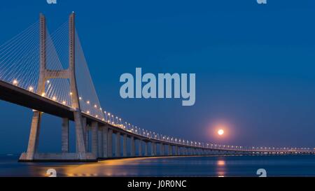 Vasco da Gama Bridge - Lissabon Stockfoto