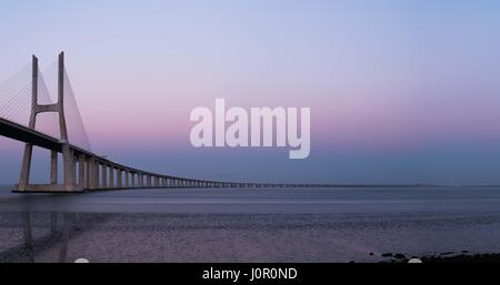 Vasco da Gama Bridge - Lissabon Stockfoto