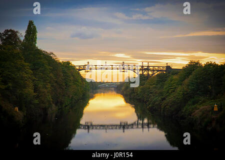 Manchester Ship Canal. Warrington Freischwinger Brücke Sonnenuntergang Stockfoto