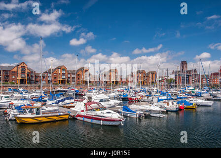 Die Liverpool-Marina mit der anglikanischen Kathedrale im Hintergrund. Stockfoto