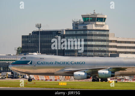 B-HUP Cathay Pacific Airways Cargo Boeing 747-467F/SCD Manchester Flughafen-terminal. Stockfoto