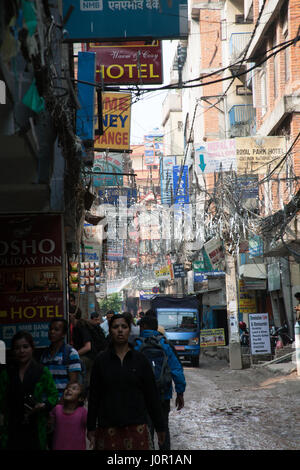 Dem Trubel der überfüllten Gassen im Zentrum Thamel, Liebling der Backpacker und Touristen, Kathmandu, Nepal Stockfoto