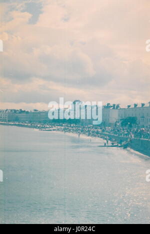 DIES IST EIN DIGITALES BILD-DATENSATZ FÜR EINEN GEFUNDENEN UNERWÜNSCHTE FOTOGRAFISCHEN PRINT GLASPLATTE VERWORFEN ODER FILM-NEGATIV ODER FARBE TRANSPARENZ UNBEKANNTER HERKUNFT WIEDERENTDECKT ERHOLT GESAMMELT UND DIGITAL ARCHIVIERT. BILD THEMA DATUM UND ORT IST DERZEIT UNBEKANNT. INFORMATIONEN KÖNNEN IN ZUKUNFT GEÄNDERT WERDEN. BILDER IN DIESER SAMMLUNG SIND NICHT MODELL ODER EIGENSCHAFT FREIGEGEBEN UND NICHT IN DAS URSPRÜNGLICHE BILD COPYRIGHT BEANSPRUCHT WIRD. FOTOGRAF UNBEKANNT/ANONYM.  QUELLE: AMELIE DIGITALE ARCHIVKOPIE © COPYRIGHT AJAXNETPHOTO/AJAXNEWS & FEATURE SERVICE. Stockfoto