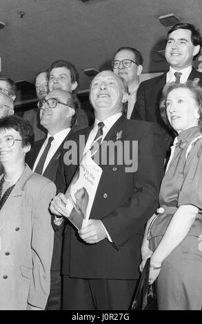 Neil Kinnock, Führer der Labour-Partei (Zentrum) Posen mit Mitgliedern seines Kabinetts Schatten bei einer Politik-Start-Pressekonferenz in London, England am 24. Mai 1990. Stockfoto