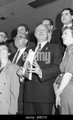 Neil Kinnock, Führer der Labour-Partei (Zentrum) Posen mit Mitgliedern seines Kabinetts Schatten bei einer Politik-Start-Pressekonferenz in London, England am 24. Mai 1990. Stockfoto