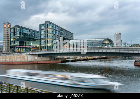 Besichtigungsboot auf der Spree vor dem neuen Berliner Zentrum Stockfoto