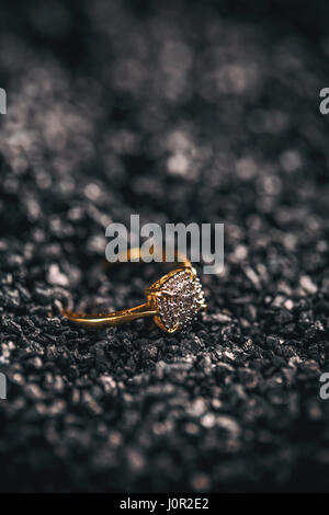 Gold Verlobungsring mit Diamanten auf schwarzem Hintergrund Stockfoto