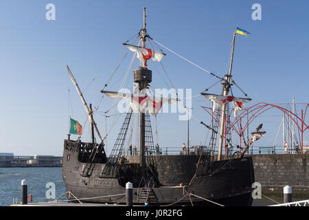 Touristen suchen auf als das Replikat, die, das Santa Maria de Colombo, für einen Ausflug ins Meer, Funchal, Madeira ausgestattet ist Stockfoto