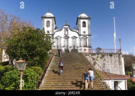 Touristen, die die steilen Treppen in die Kirche Nossa Senhora Do Monte (unserer lieben Frau von Monte) Funchal, Madeira Stockfoto