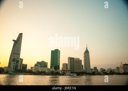 Panorama von Ho Chi Minh über Saigon Fluss gesehen Stockfoto