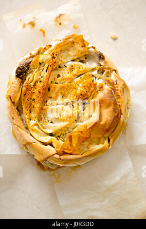 Blätterteig mit in Scheiben geschnittenen Champignons gefüllt, Lauch, cremige Käse Sauce Stockfoto