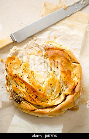 Blätterteig mit in Scheiben geschnittenen Champignons gefüllt, Lauch, cremige Käse Sauce Stockfoto