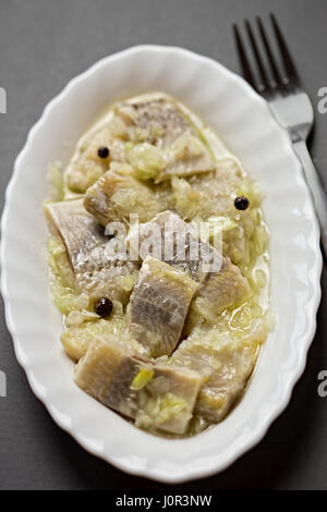 Hering Filet mit Zwiebel in Pflanzenöl Stockfoto