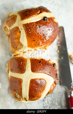 Zwei Hot Cross buns Stockfoto