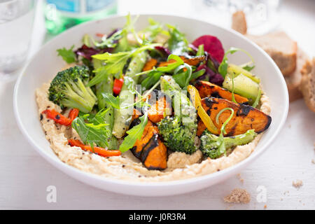 Hummus mit gebratenem Gemüse und Salat Stockfoto