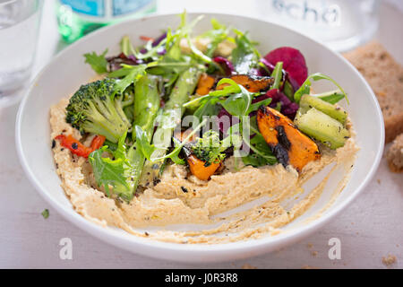 Hummus mit gebratenem Gemüse und Salat Stockfoto