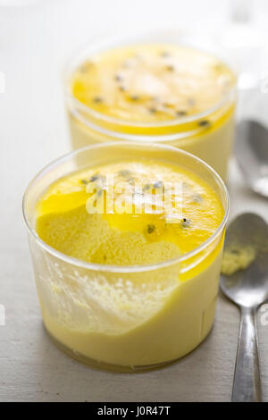 Mango-Mousse mit Maracuja Gelee dessert Stockfoto