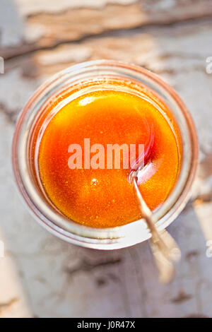 Manuka Honig im Glas mit Löffel Stockfoto
