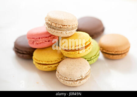 Kaffee, Schokolade, Zitrone, Himbeere, Pistazie, Vanille würzte mini Makronen Stockfoto