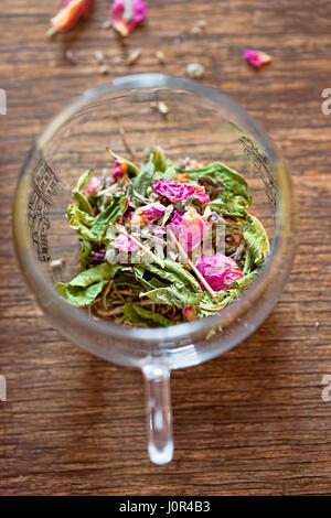 Marokkanische Mischung Muskatnuss, Minze, Rose, Rosmarin Tee im Glas Stockfoto