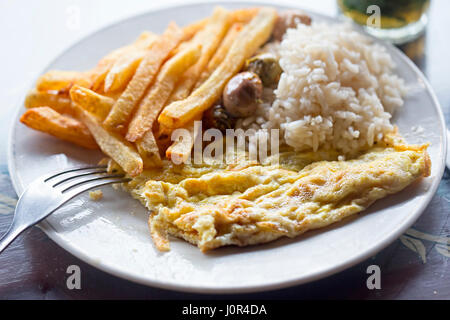 Omelette mit Reis, Pommes Frites und Oliven - traditionelles marokkanisches Mahl Stockfoto